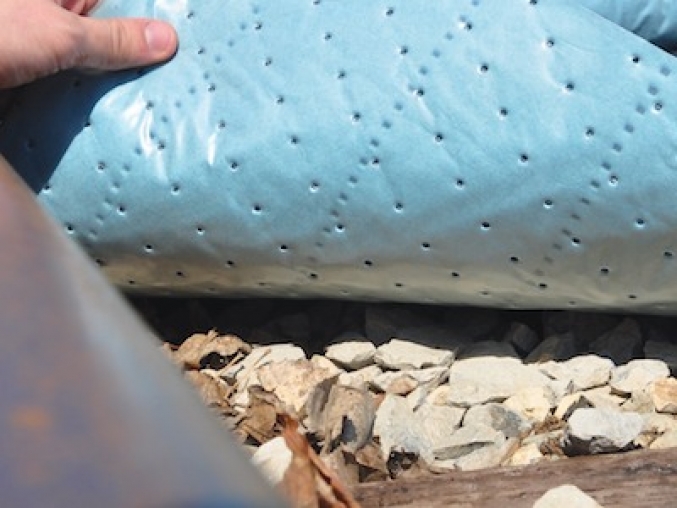 Olajszelektív fóliahátfalas ágyazatvédő szőnyeg vágányok mellé